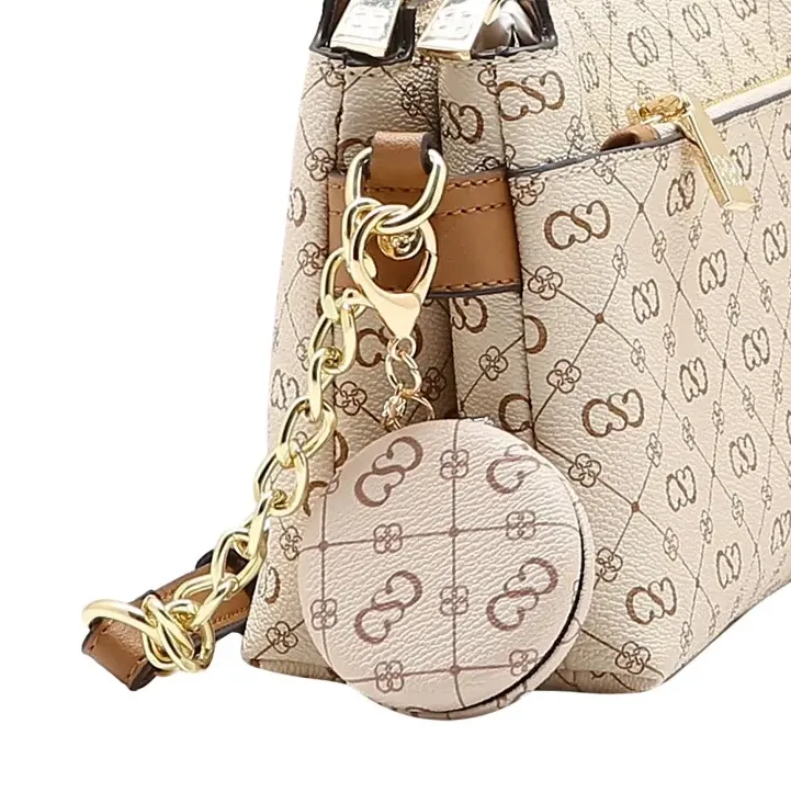 Detalhe lateral da bolsa feminina transversal Chenson bege com alça em corrente dourada e chaveiro